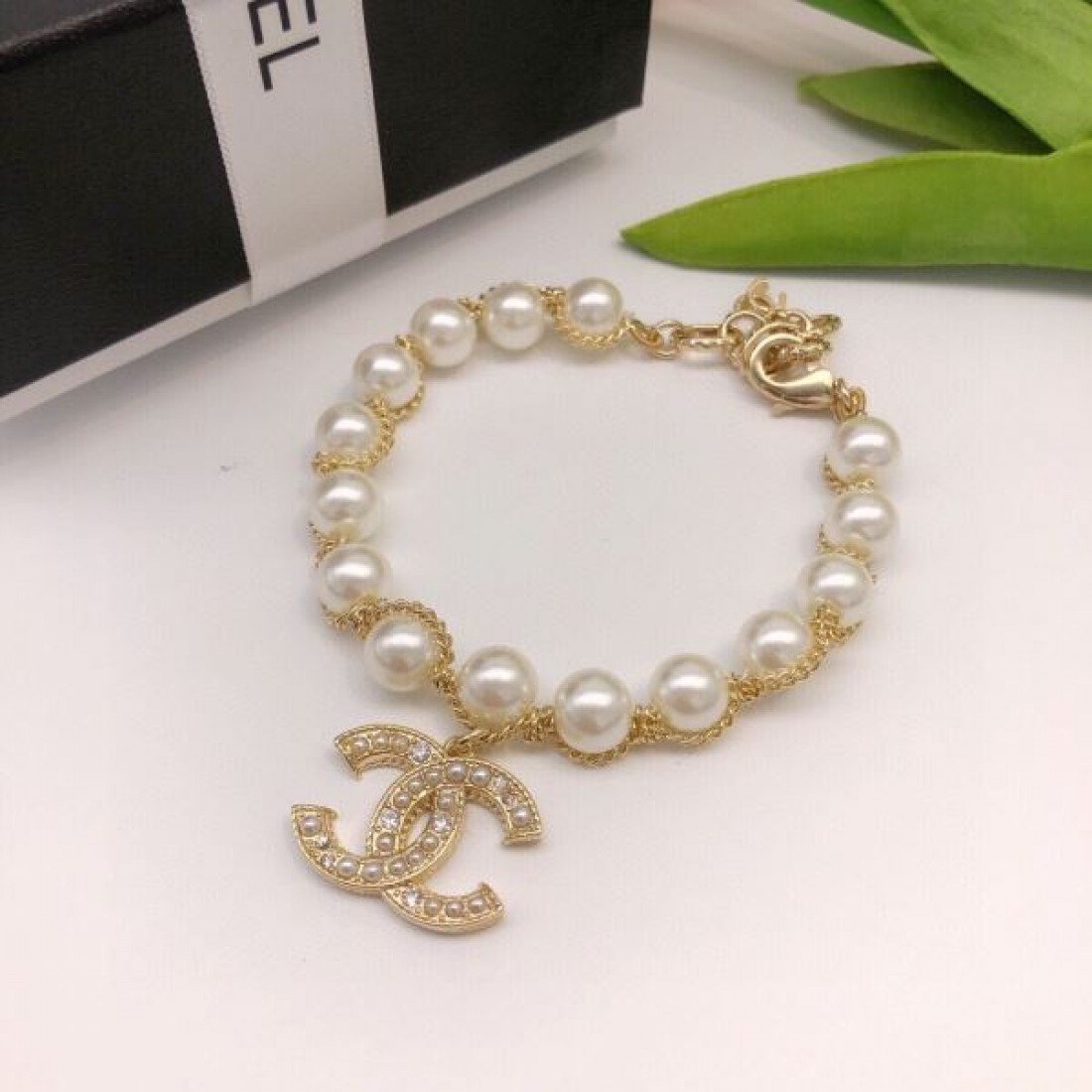 上品でフェミニンな CHANEL シャネル コピー ブレスレット 女性らしい華やかさ