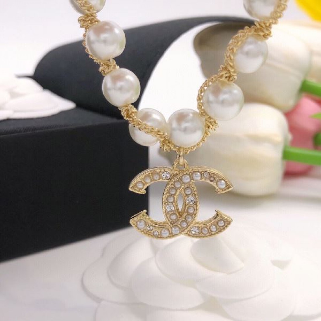 上品でフェミニンな CHANEL シャネル コピー ブレスレット 女性らしい華やかさ