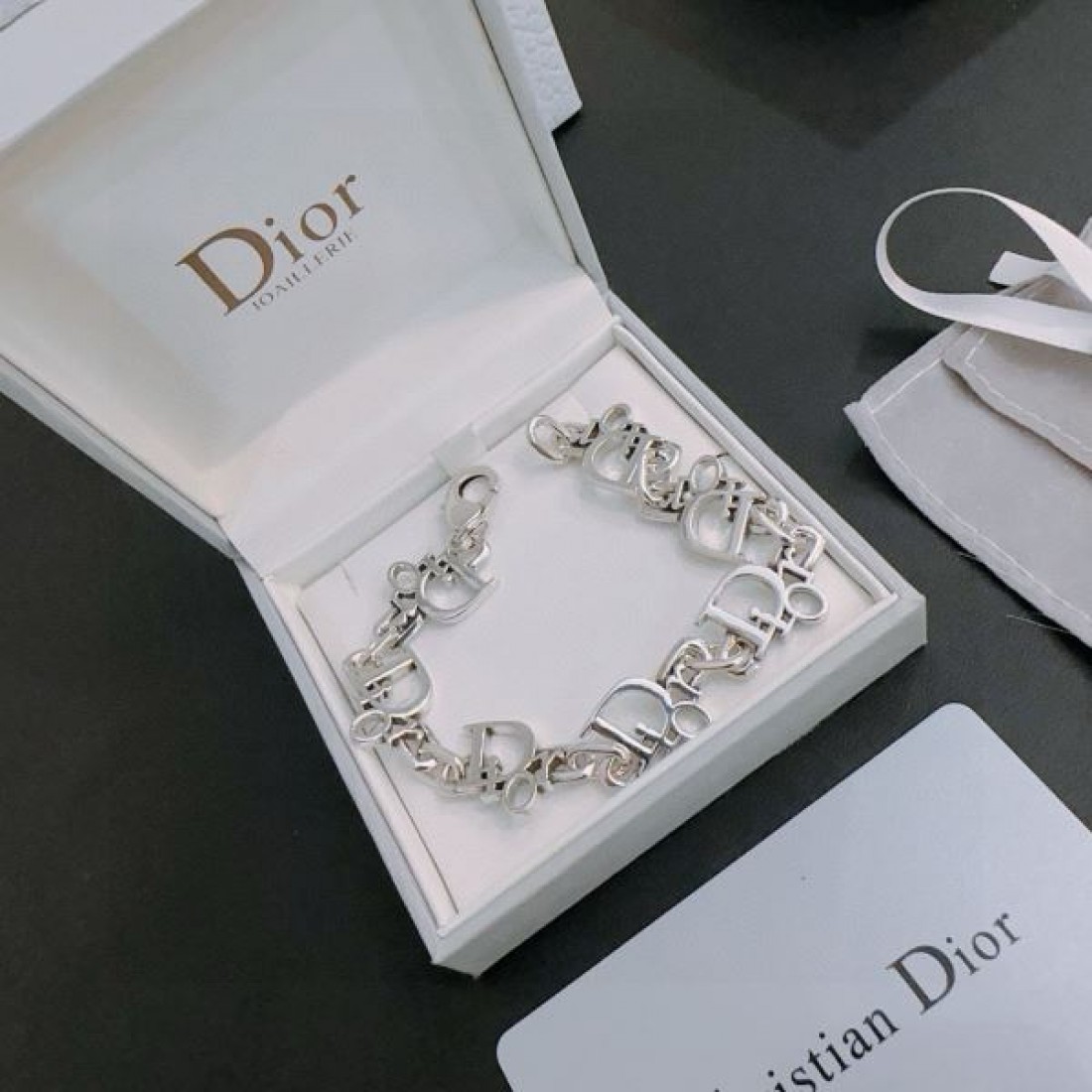 上質で華麗な DIOR ディオール コピー ブレスレット 大人の特別感