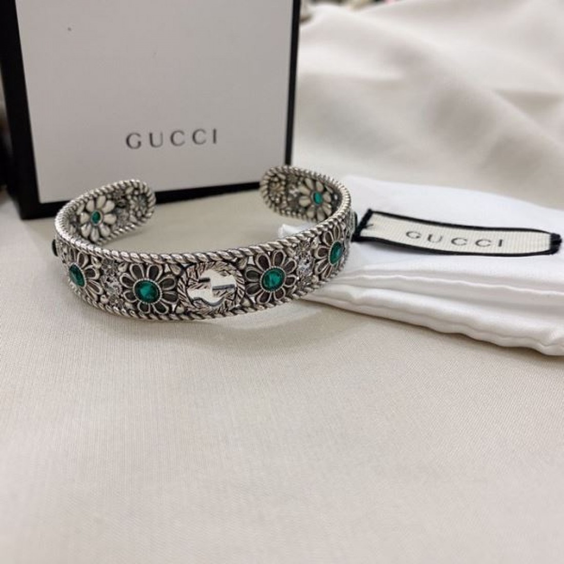 洗練されたデザイン GUCCI グッチ コピー ブレスレット で華やかに