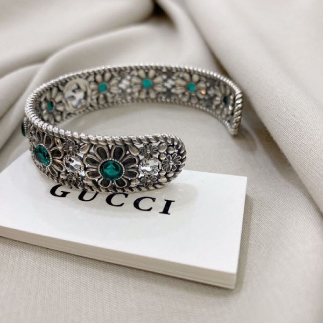 洗練されたデザイン GUCCI グッチ コピー ブレスレット で華やかに