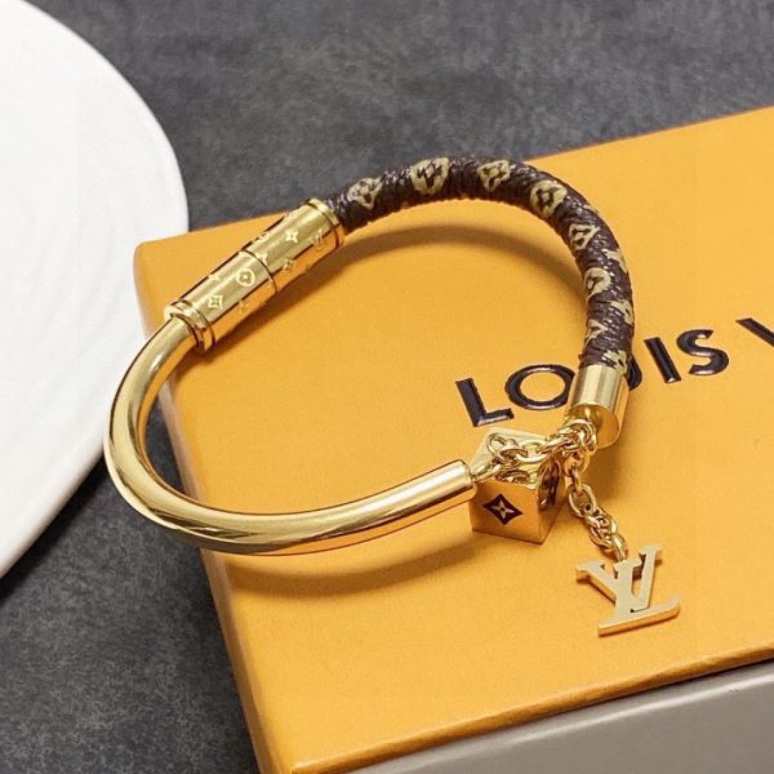 LOUIS VUITTON ルイヴィトン コピー ブレスレット 魅力的で洗練された
