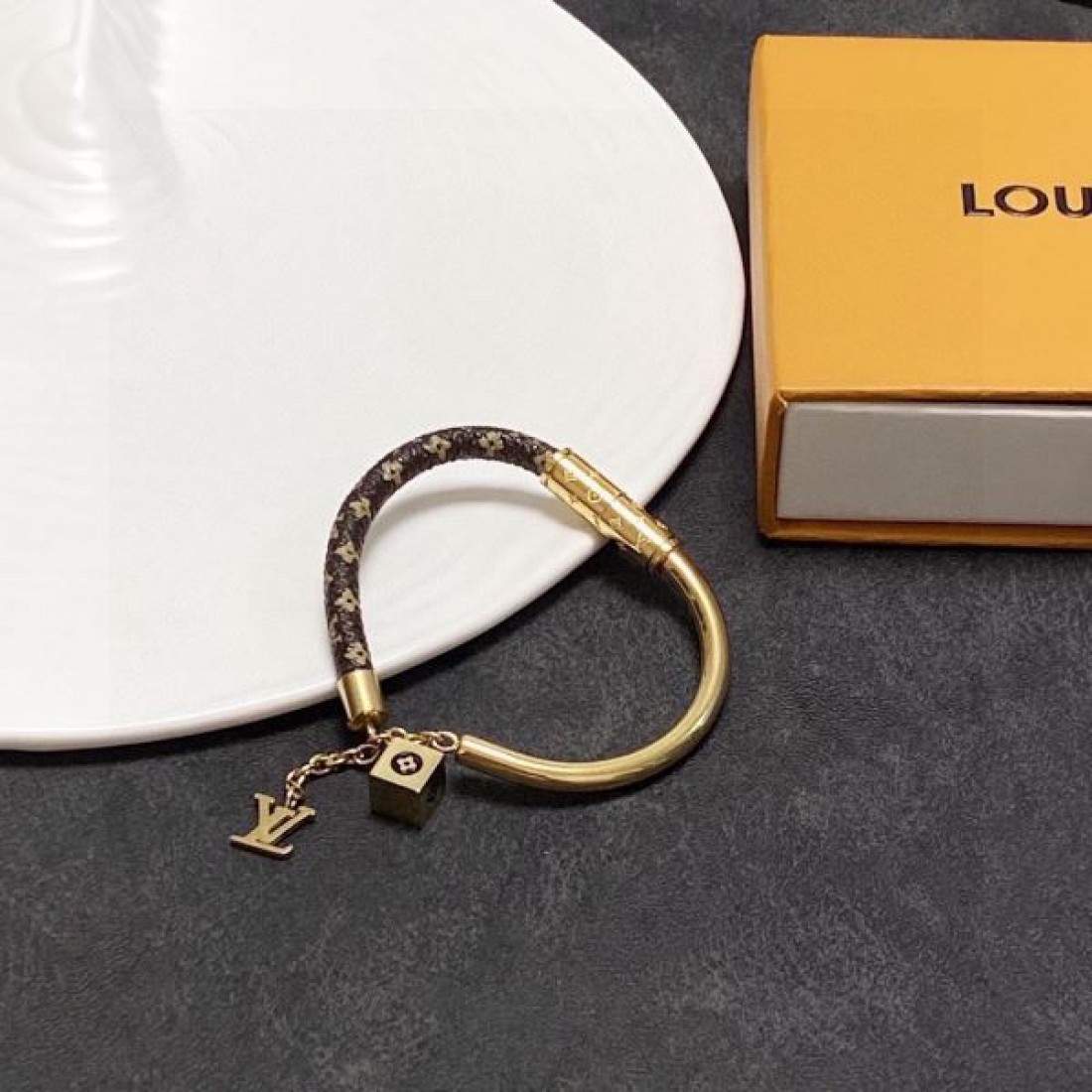 LOUIS VUITTON ルイヴィトン コピー ブレスレット 魅力的で洗練された