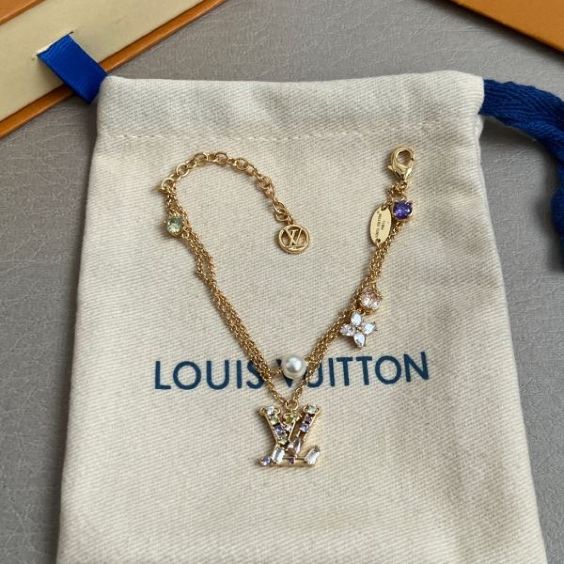 高級感漂う LOUIS VUITTON ルイヴィトン コピー ブレスレット 完璧なデザイン