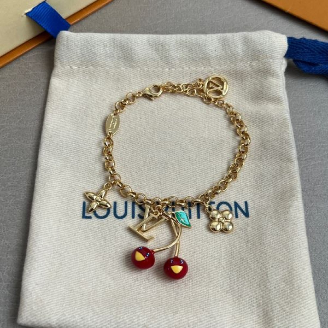  時代を超える魅力 LOUIS VUITTON ルイヴィトン コピー ブレスレット 高級感あふれる