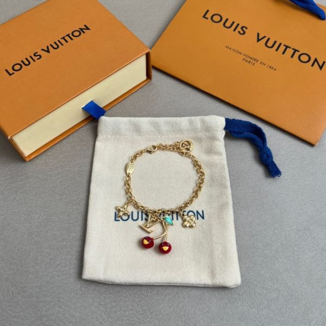  時代を超える魅力 LOUIS VUITTON ルイヴィトン コピー ブレスレット 高級感あふれる