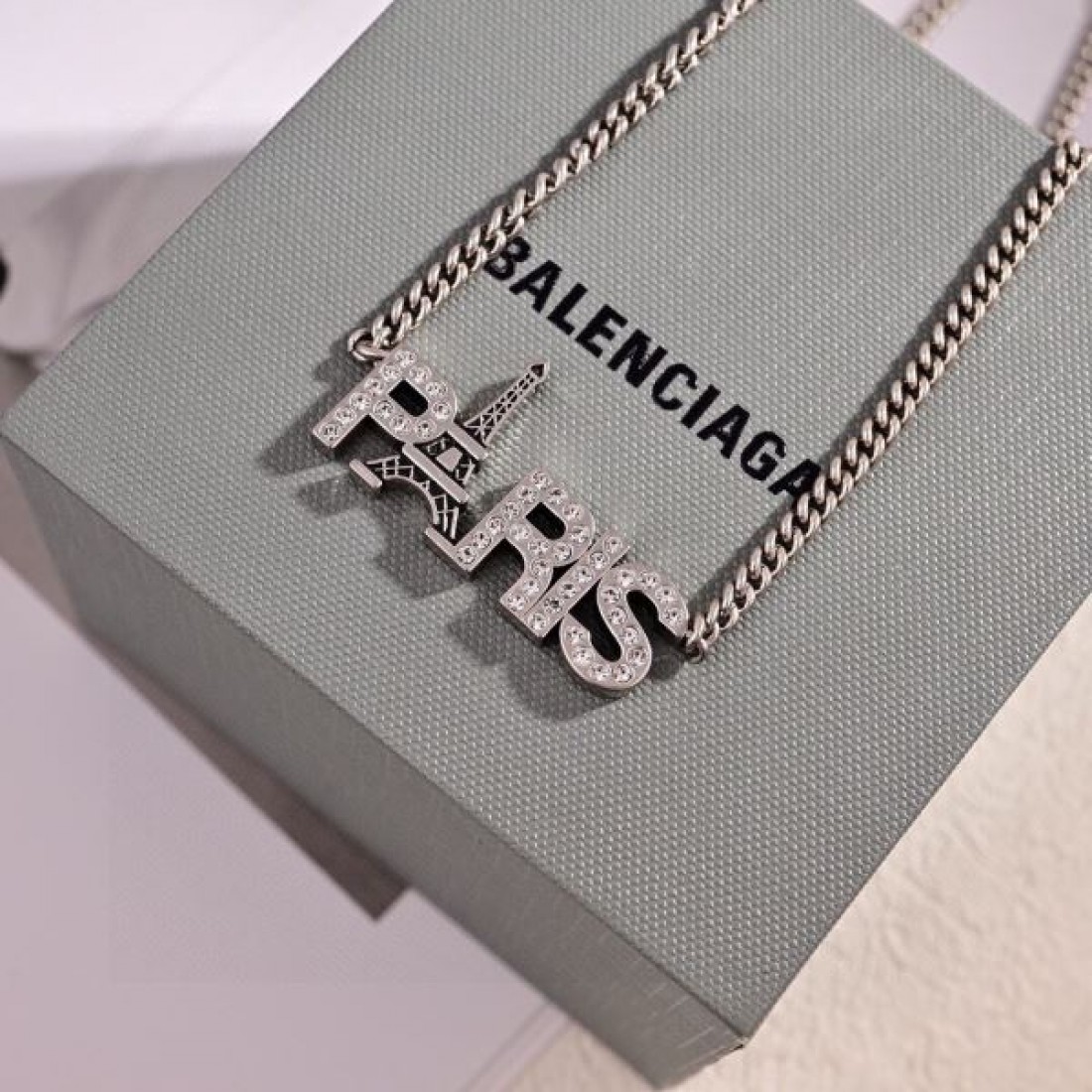 BALENCIAGA バレンシアガ コピー ネックレス シンプルで洗練された美しさ