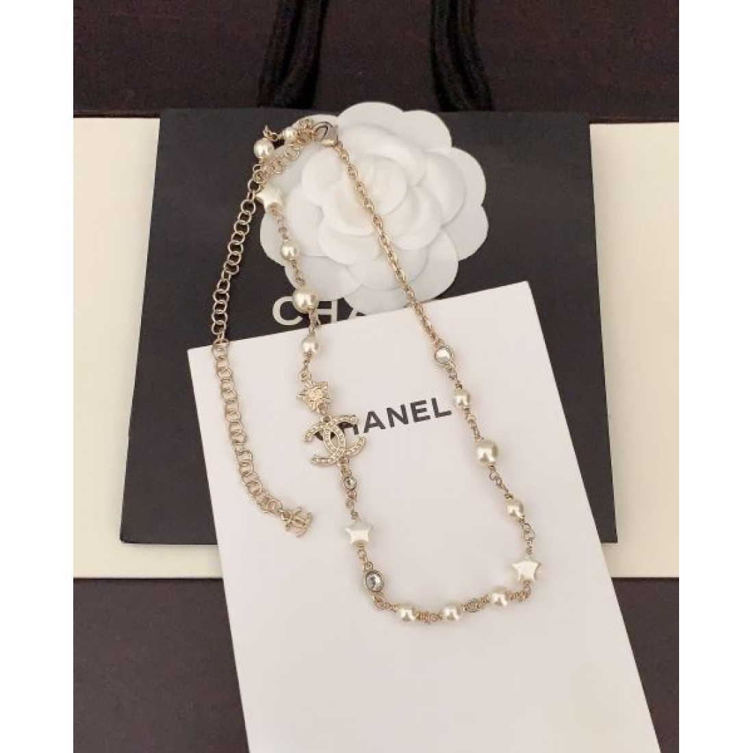 シンプルなのに華やかな CHANEL シャネル コピー ネックレス 上品な輝き