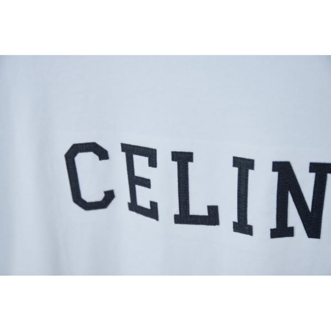 高感度な着こなしに映える CELINE セリーヌ コピー Tシャツ モダンで