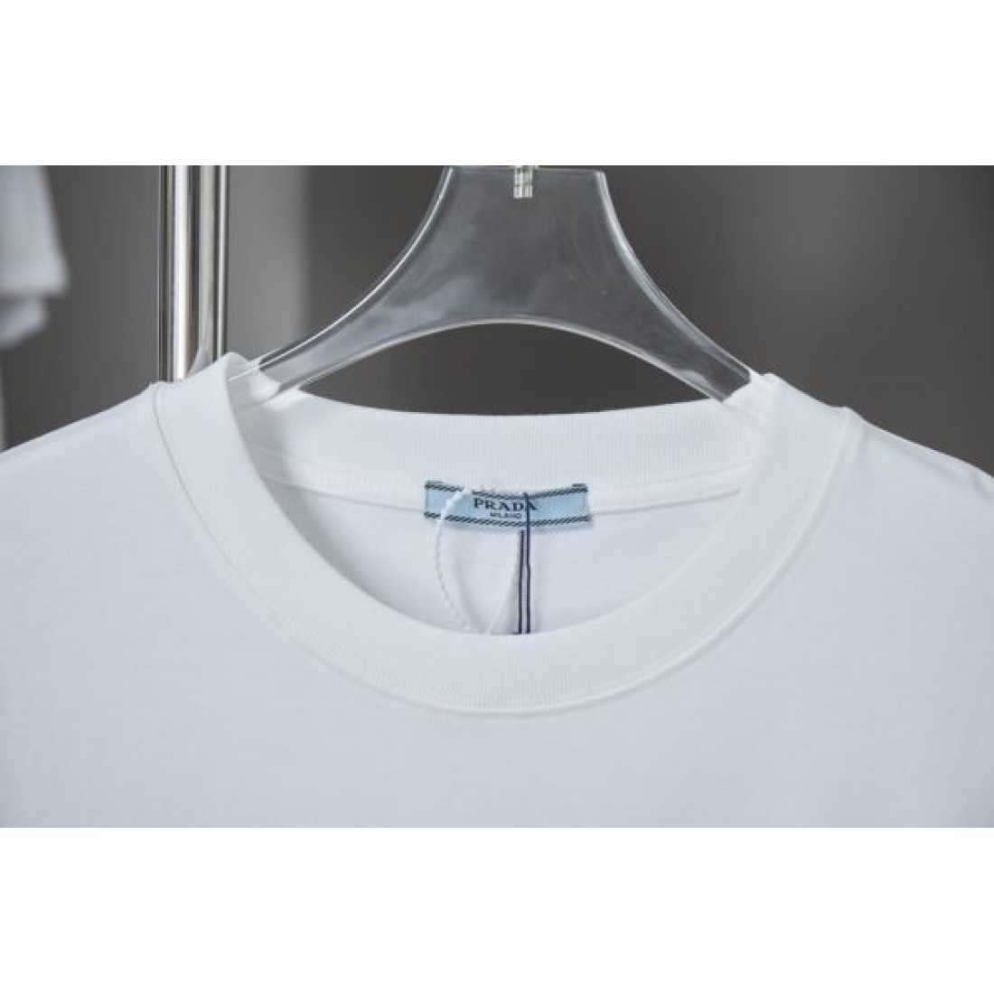 PRADA プラダ スーパーコピー Tシャツ 洗練されたシンプルな美しさ