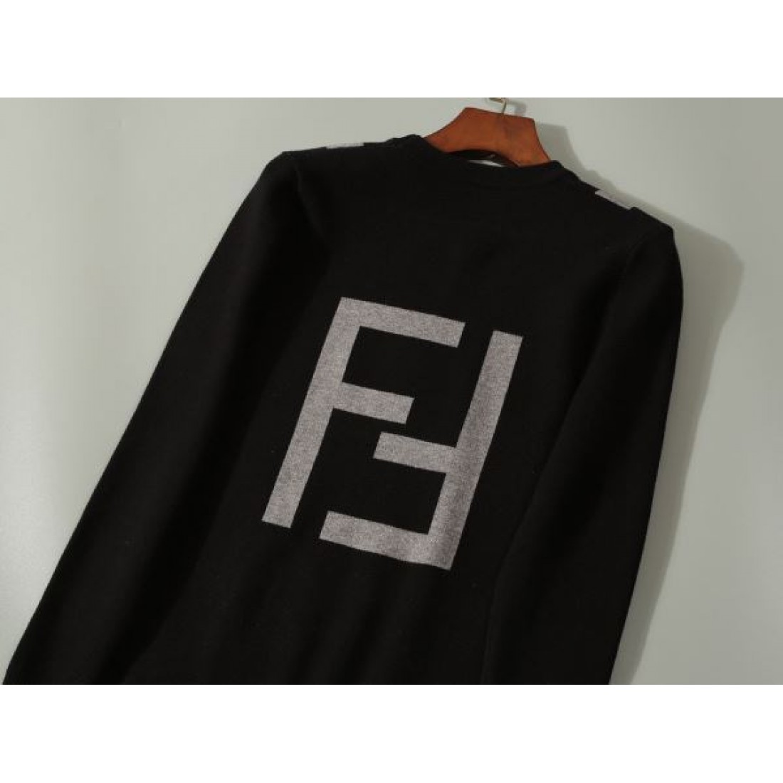  FENDI フェンデイ スーパーコピー セーター モダンで快適な印象を与える
