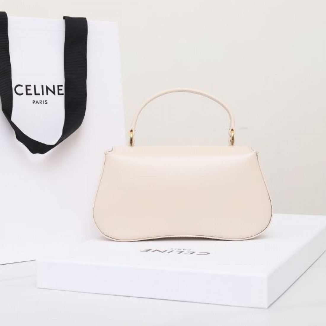上品な雰囲気の セリーヌ コピー トートバッグ CELINE 限定感あるデザイン