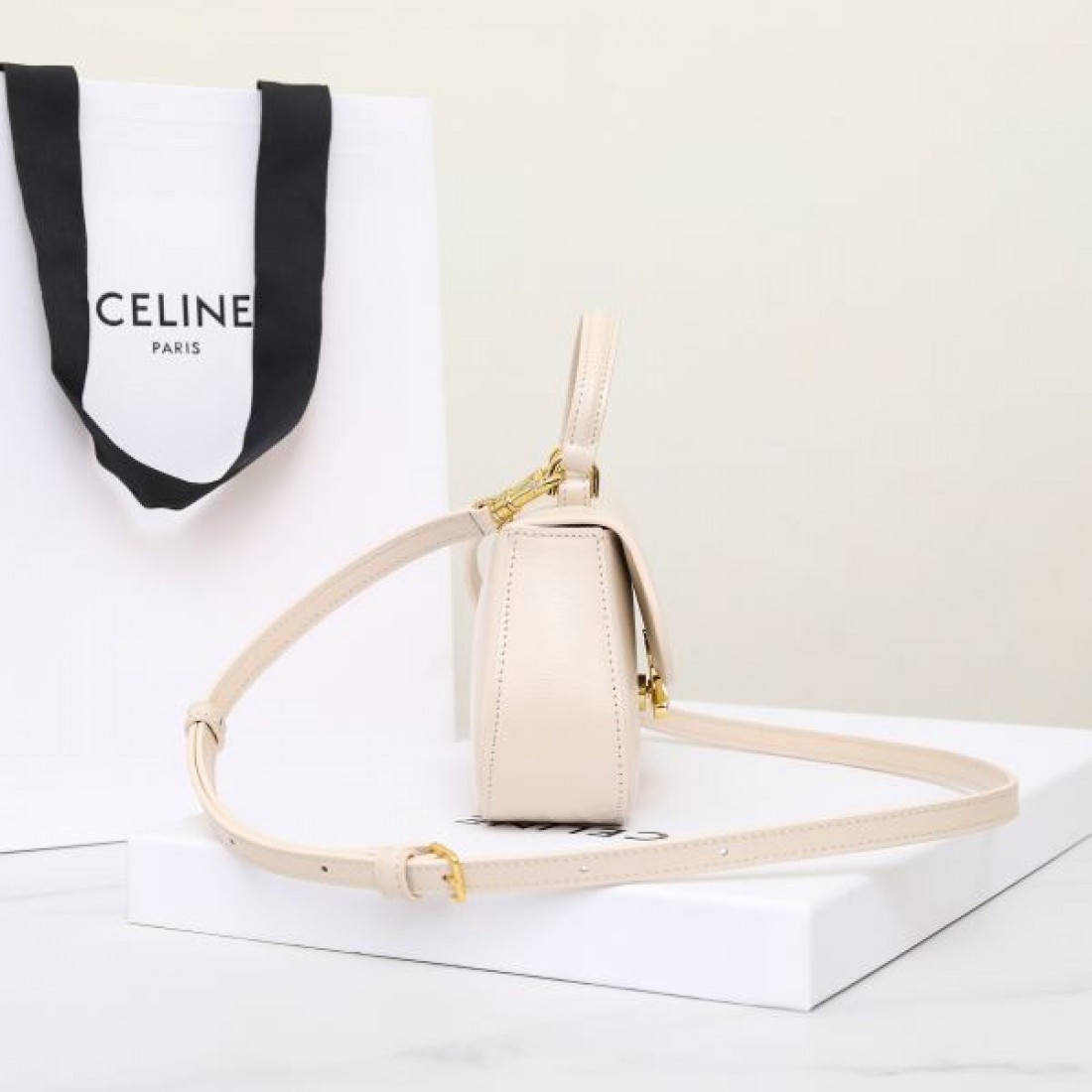 上品な雰囲気の セリーヌ コピー トートバッグ CELINE 限定感あるデザイン