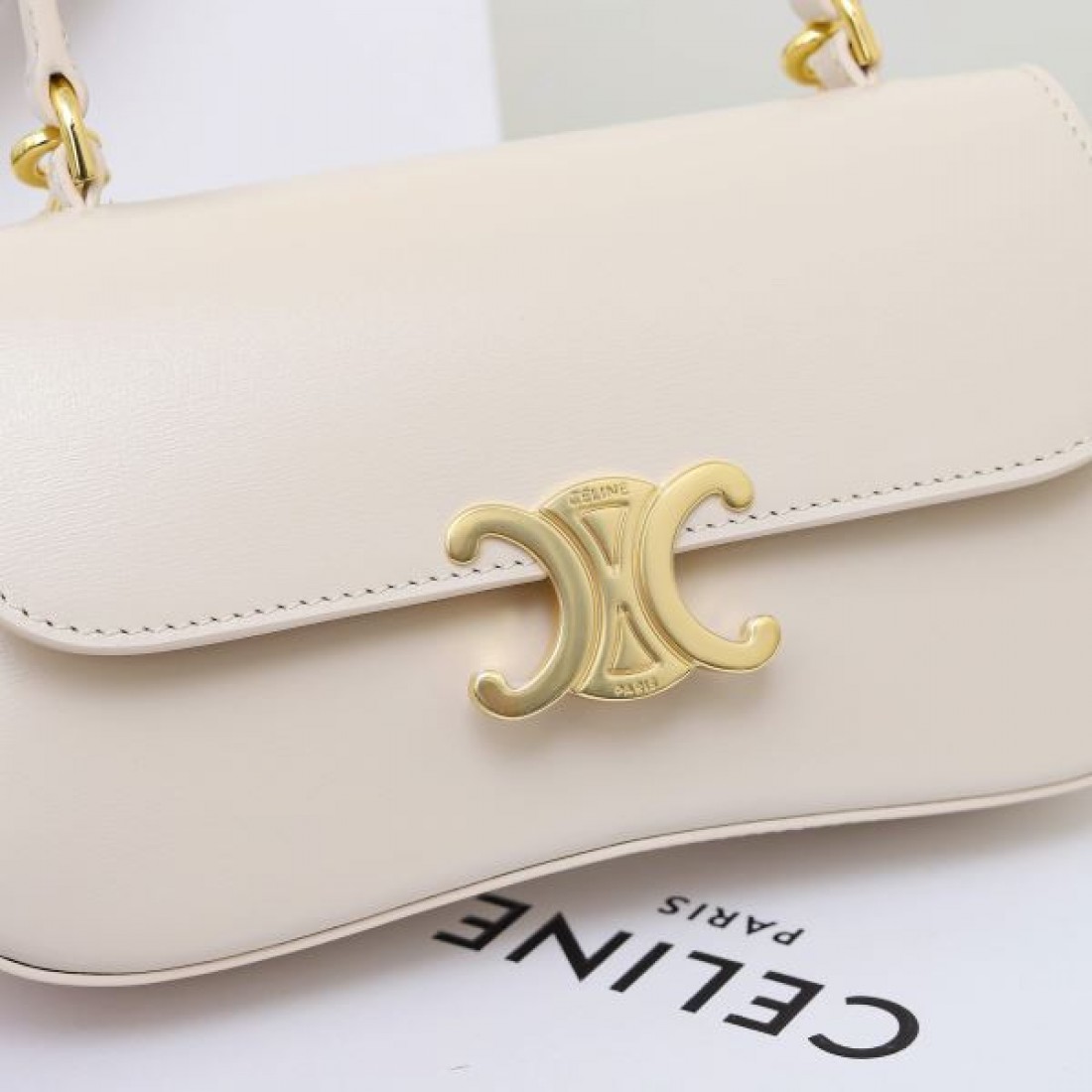 上品な雰囲気の セリーヌ コピー トートバッグ CELINE 限定感あるデザイン