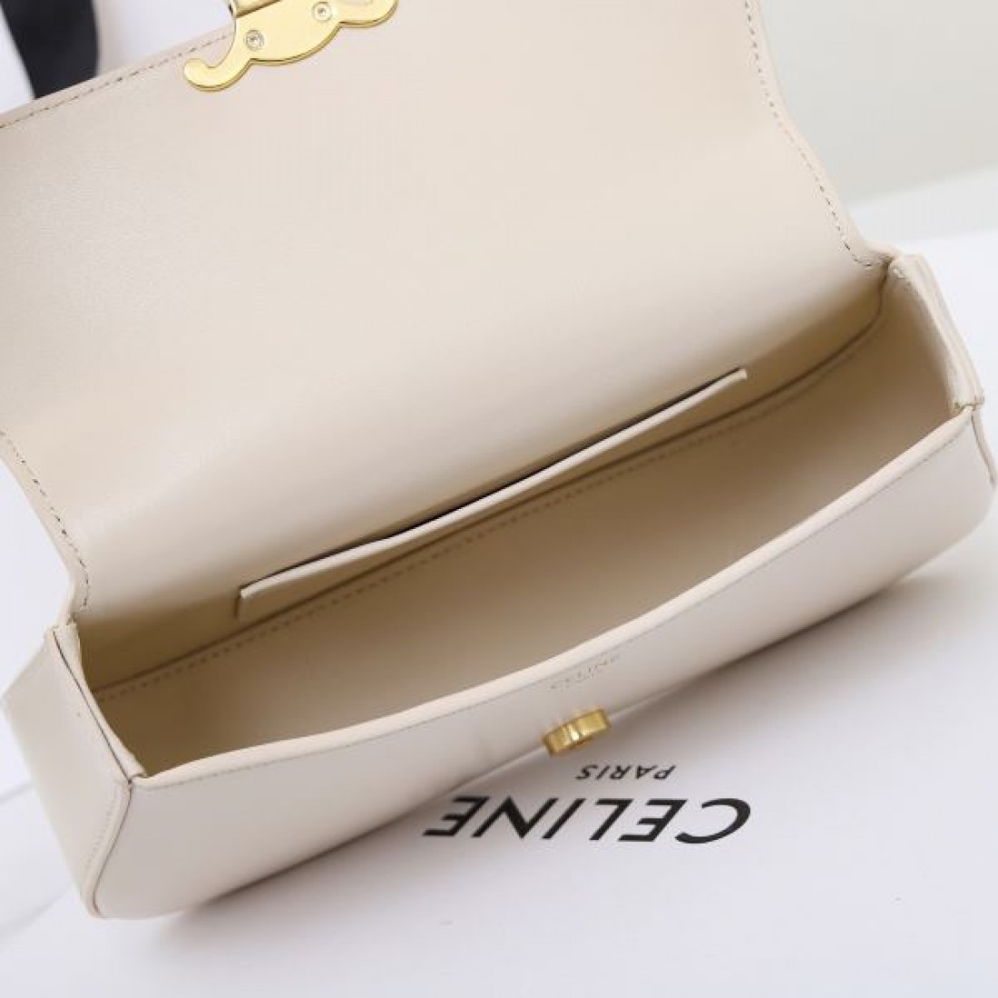 上品な雰囲気の セリーヌ コピー トートバッグ CELINE 限定感あるデザイン
