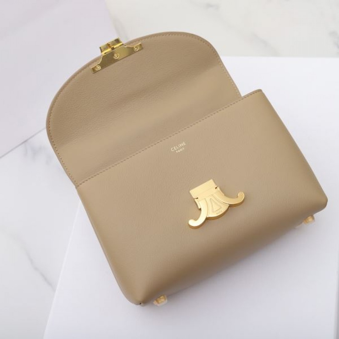 モダンでスタイリッシュな セリーヌ コピー トートバッグ CELINE 今季注目のデザイン