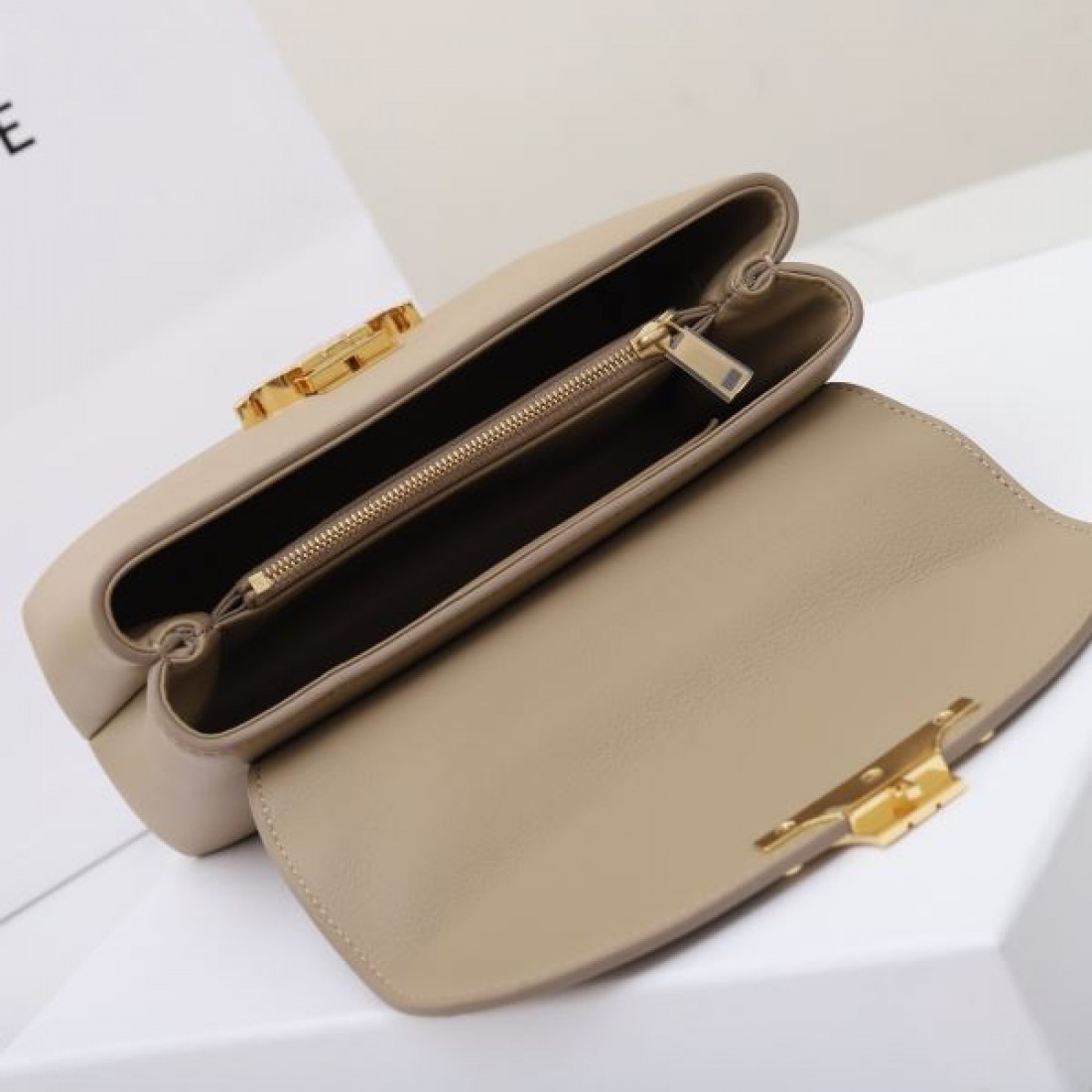 モダンでスタイリッシュな セリーヌ コピー トートバッグ CELINE 今季注目のデザイン