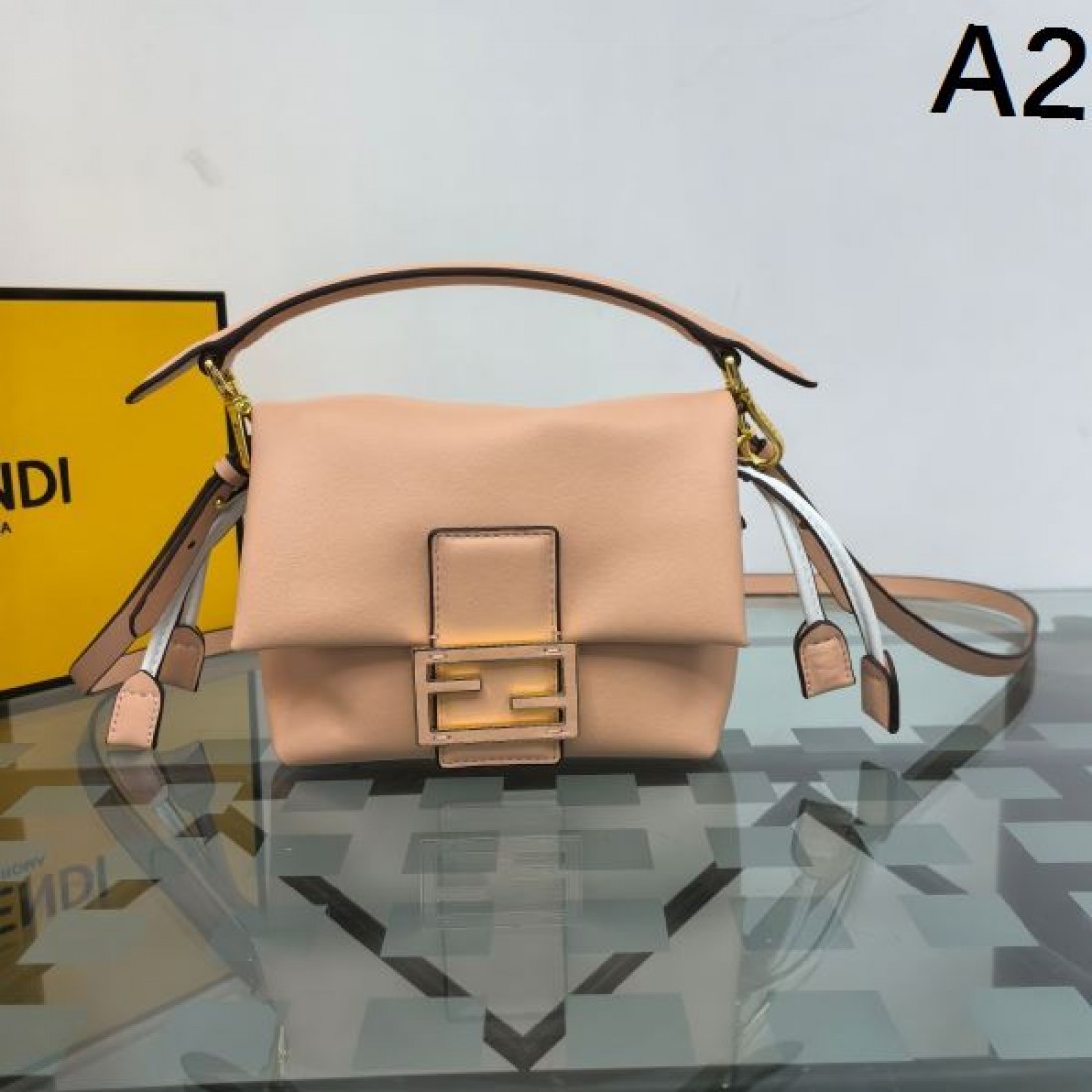 洗練された雰囲気の FENDI フェンデイ コピー トートバッグ 個性的で魅惑的