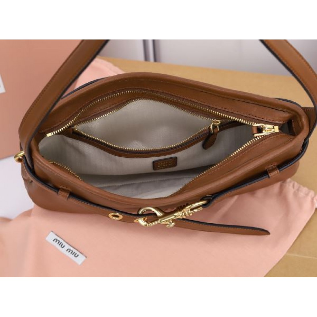 フェミニンで可愛らしい MIU MIU スーパーコピー トートバッグ ミュウミュウ