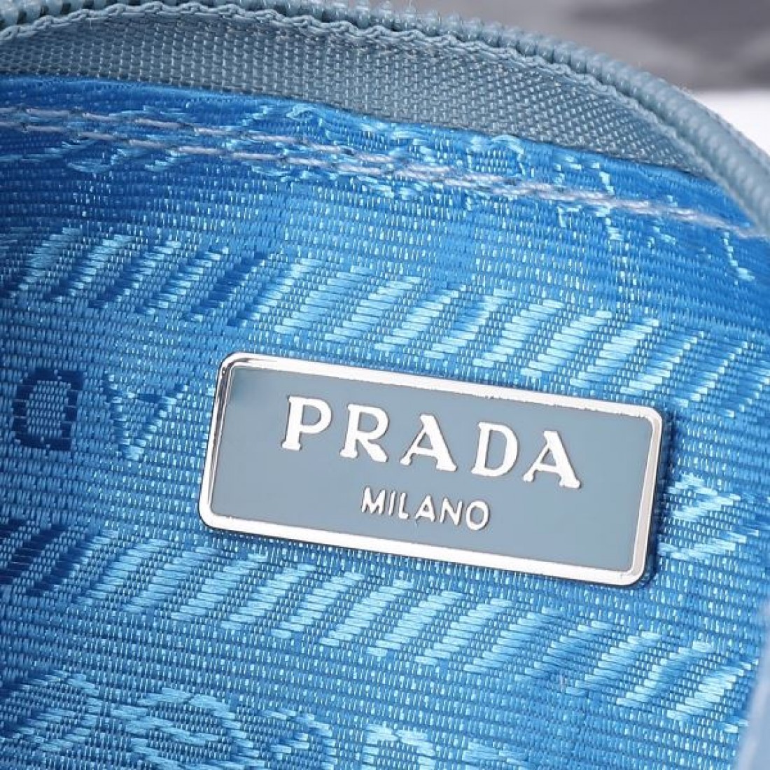 圧倒的な存在感 PRADA スーパーコピー トートバッグ プラダ 上質な仕上がり