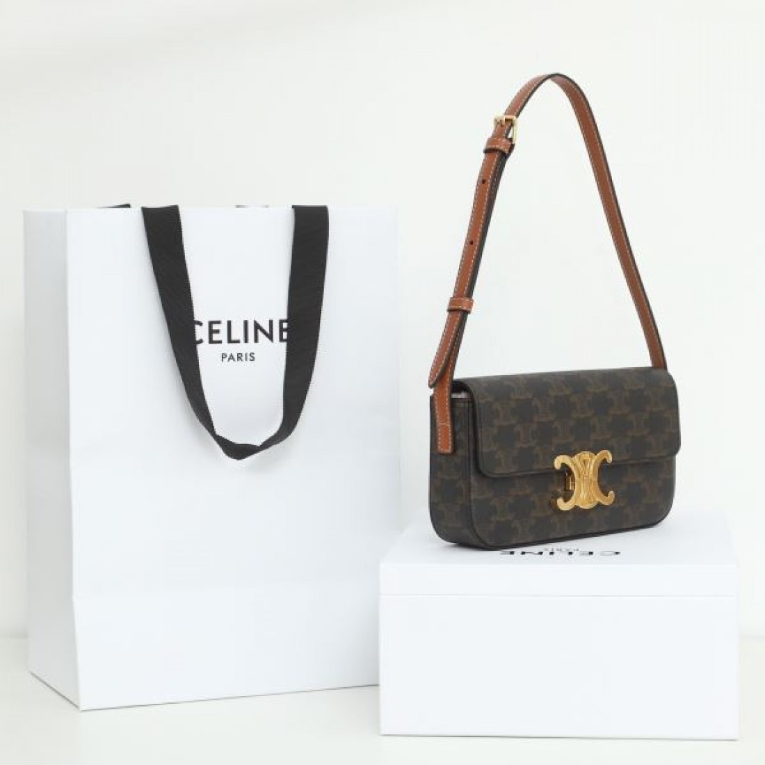 ラグジュアリーでモード感漂う セリーヌ コピー ショルダーバッグ CELINE