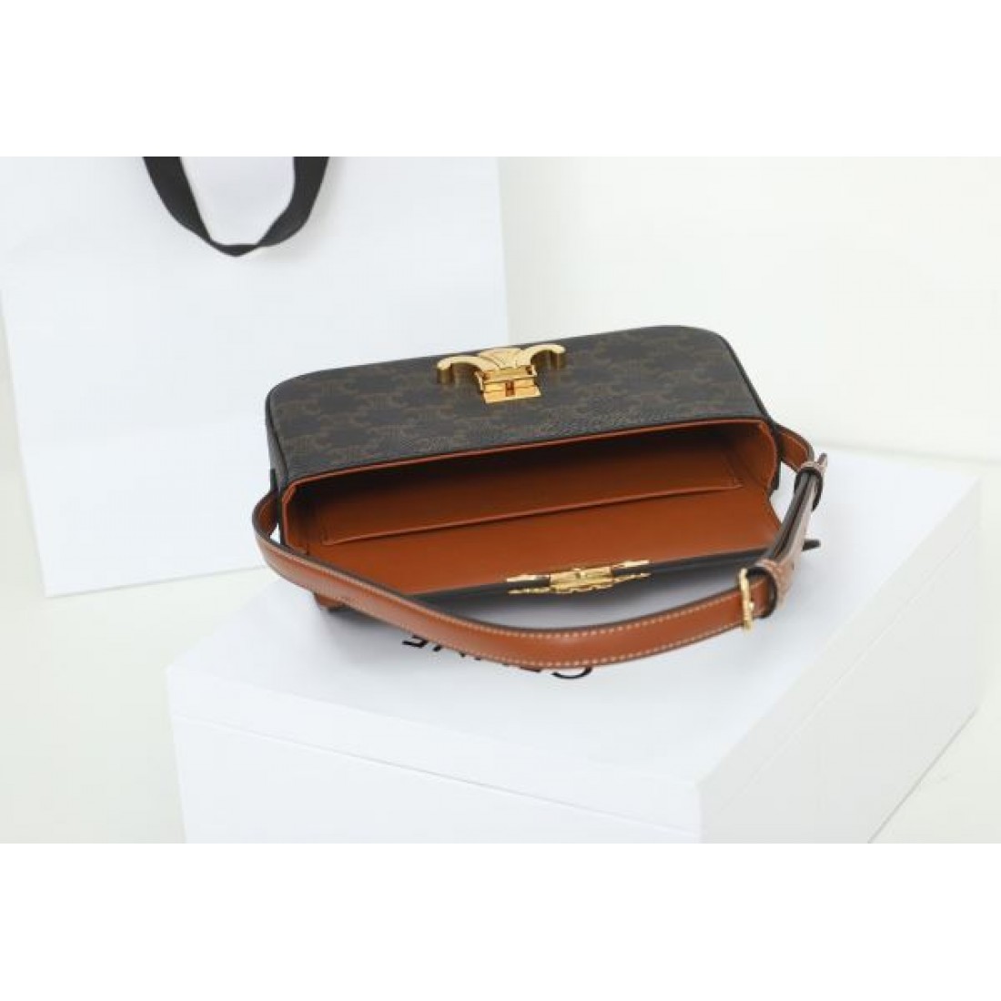 ラグジュアリーでモード感漂う セリーヌ コピー ショルダーバッグ CELINE