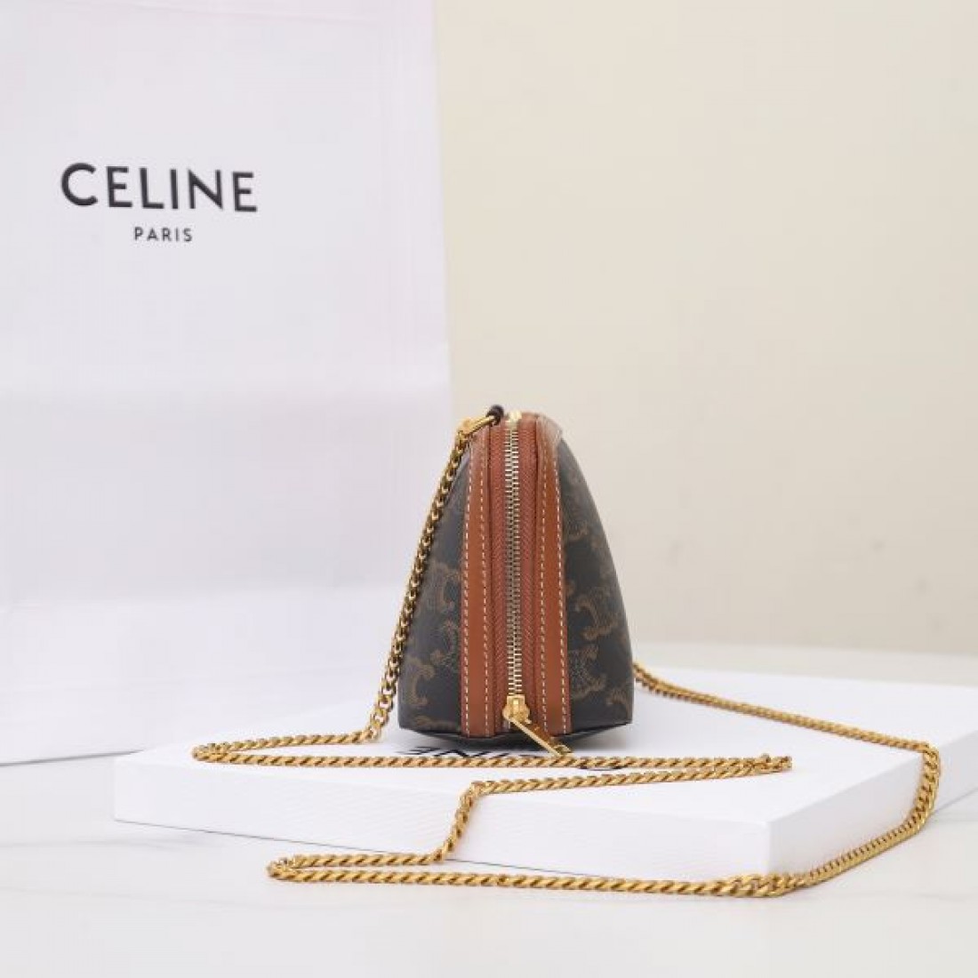 上質でエレガントな CELINE セリーヌ コピー ショルダーバッグ トレンド感満載