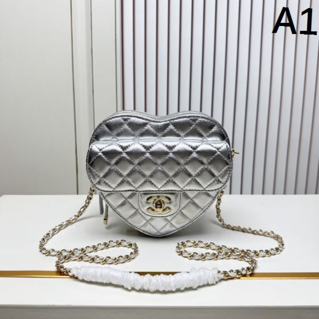 シャネル コピー ショルダーバッグ CHANEL モード感あるエレガントな一品