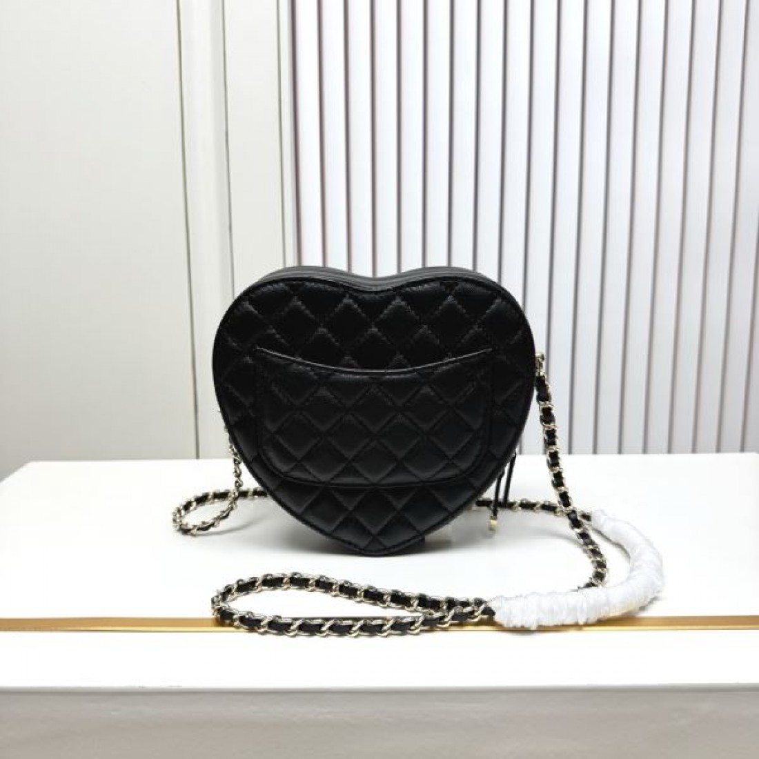  シャネル コピー ショルダーバッグ CHANEL モード感あるエレガントな一品