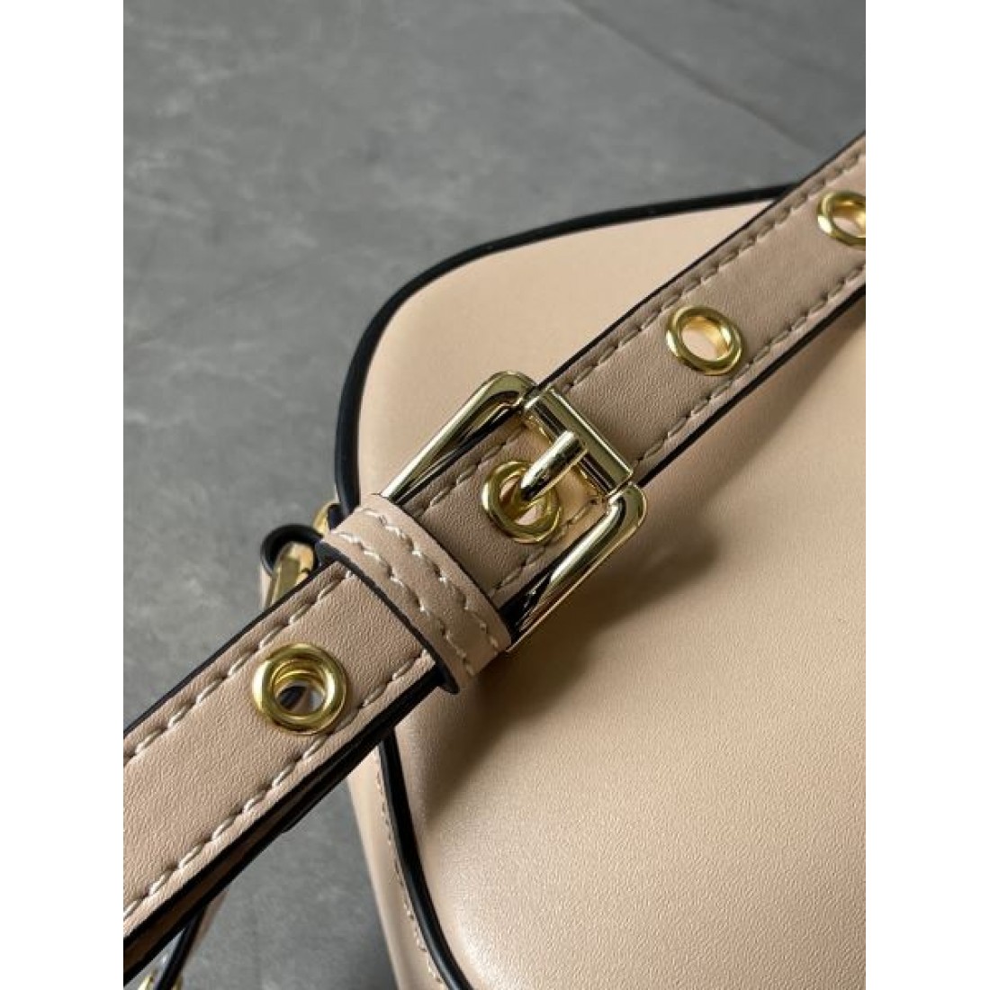 DOLCE＆GABBANA ドルチェ＆ガッバーナ コピー ショルダーバッグ 魅惑的で華やかな印象