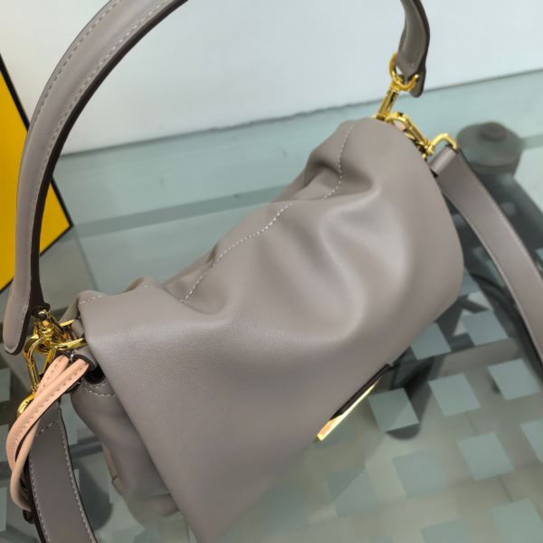  フェンデイ コピー ショルダーバッグ FENDI 贅沢で優美なデザイン