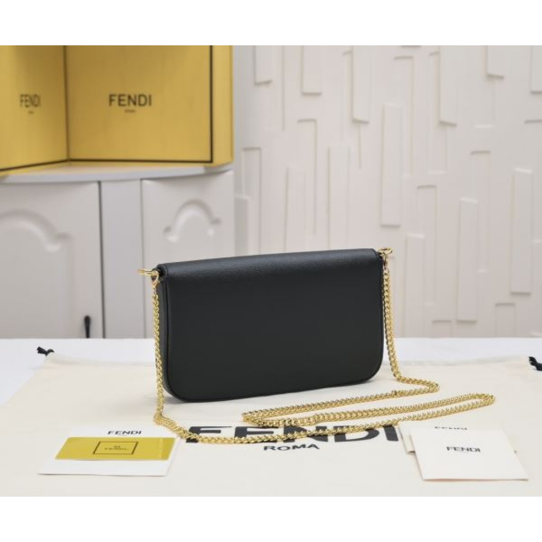  旬のスタイルにぴったり FENDI フェンデイ コピー ショルダーバッグ 上品でモダン