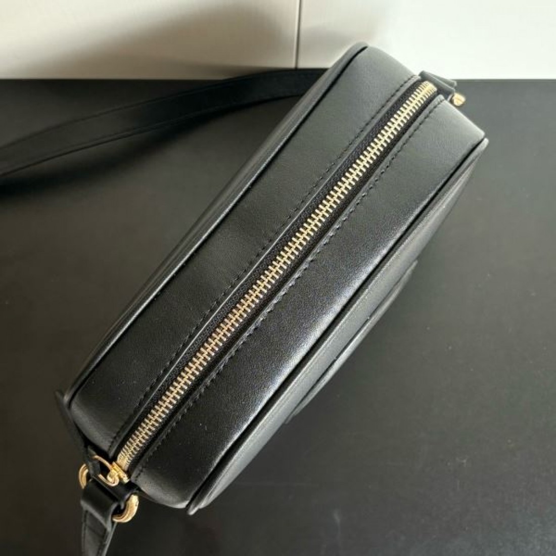 トレンド感抜群の GUCCI グッチ コピー ショルダーバッグ エレガントで軽やか