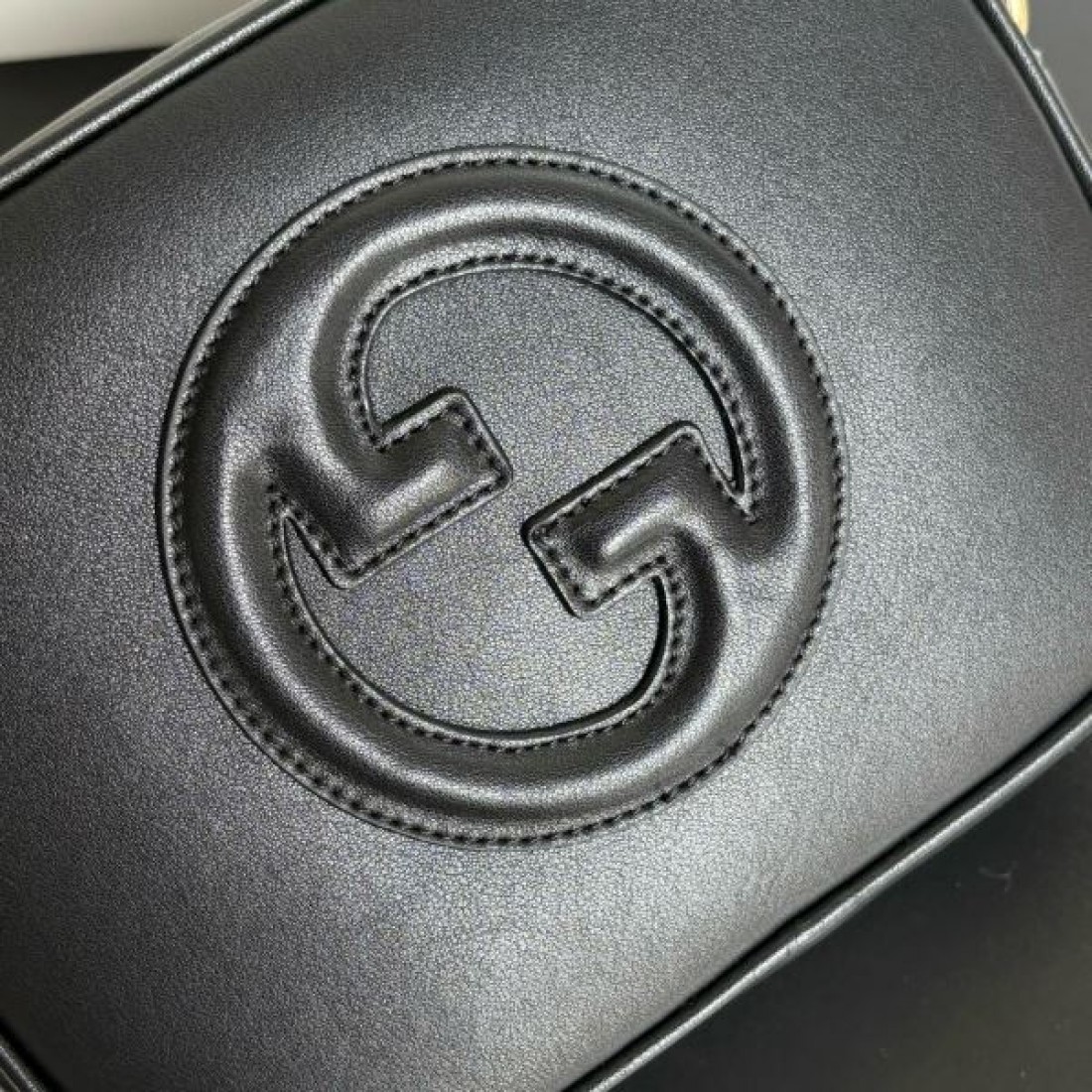 トレンド感抜群の GUCCI グッチ コピー ショルダーバッグ エレガントで軽やか