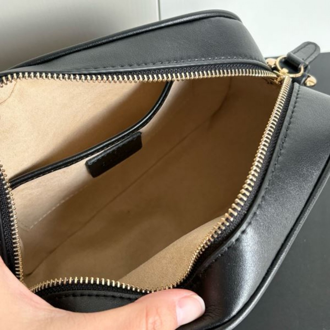 トレンド感抜群の GUCCI グッチ コピー ショルダーバッグ エレガントで軽やか