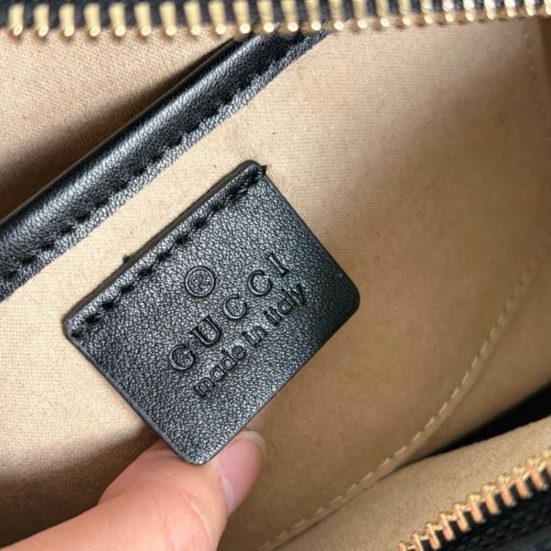 トレンド感抜群の GUCCI グッチ コピー ショルダーバッグ エレガントで軽やか