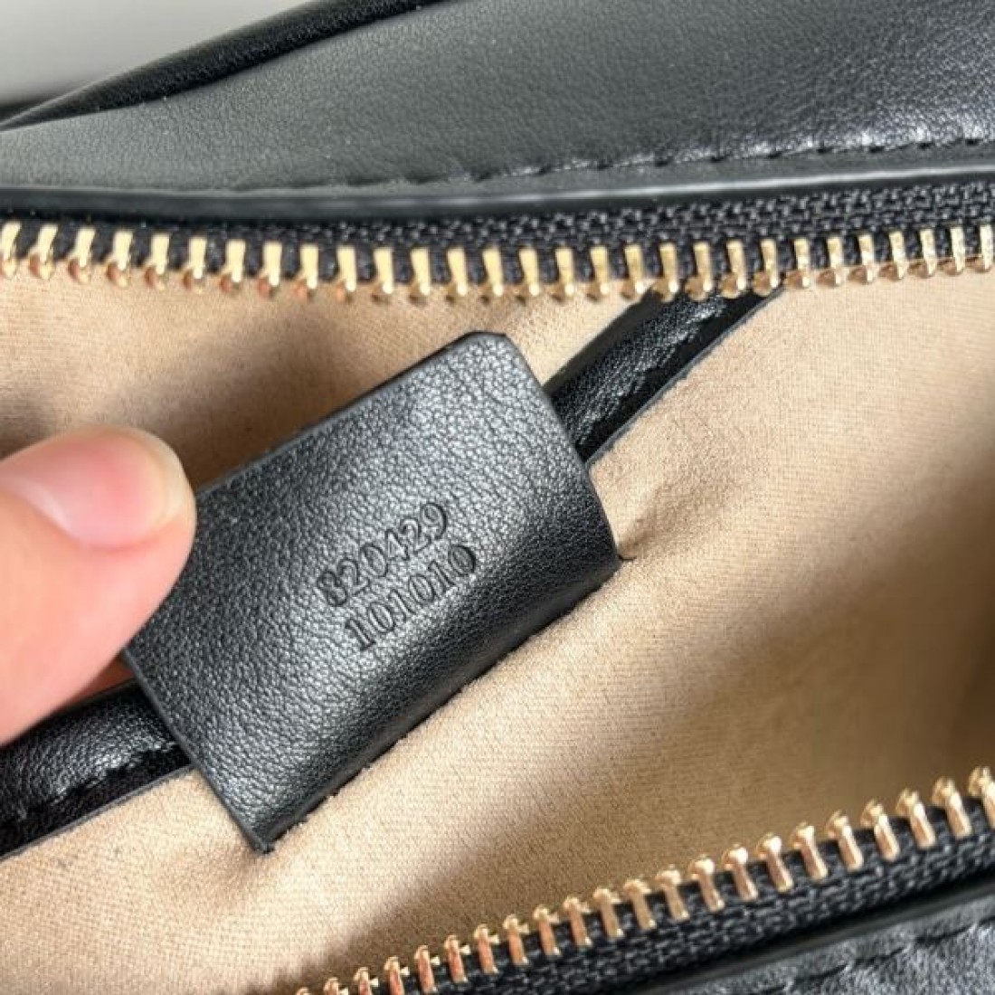 トレンド感抜群の GUCCI グッチ コピー ショルダーバッグ エレガントで軽やか