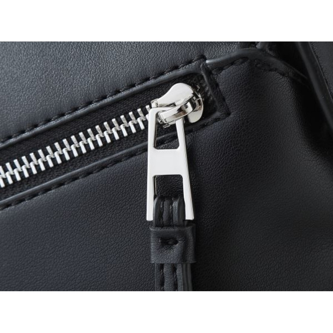人気急上昇中の LOEWE ロエベ コピー ショルダーバッグ 上品で洗練されたデザイン