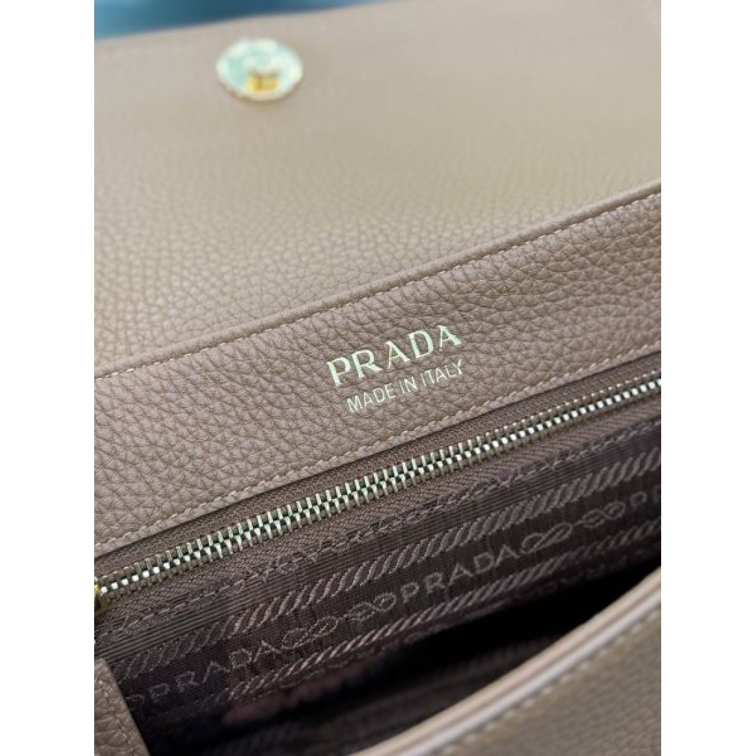 洗練された PRADA プラダ コピー ショルダーバッグ 贅沢な雰囲気
