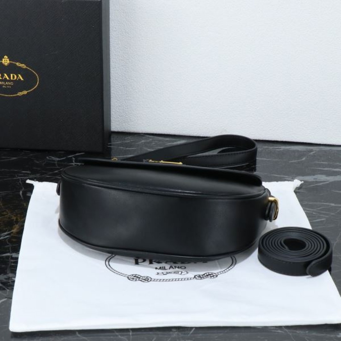  PRADA プラダ コピー ショルダーバッグ モダンで華麗なデザイン