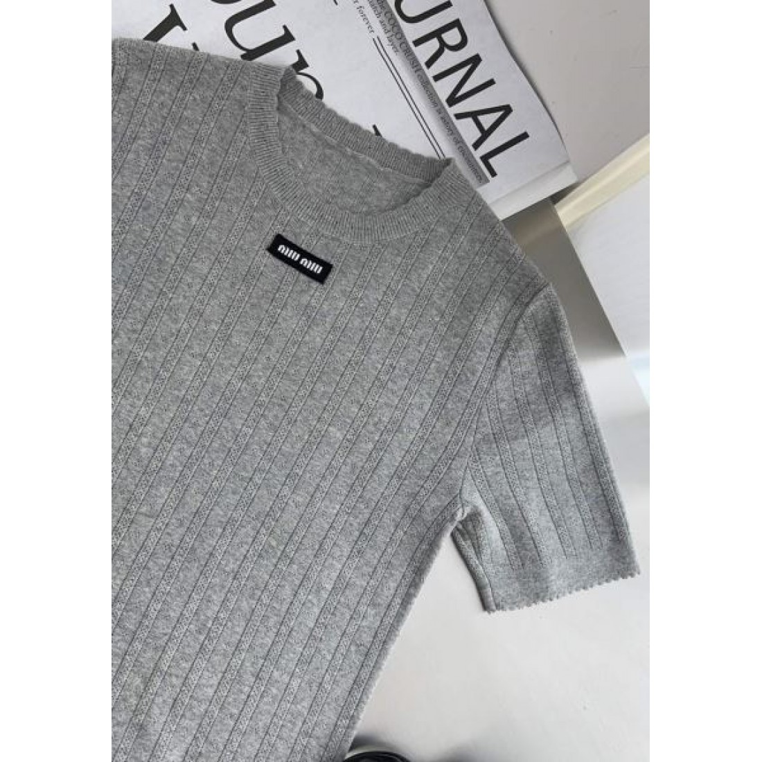 MIU MIU ミュウミュウ コピー 半袖 上品でモダンなデザインが魅力