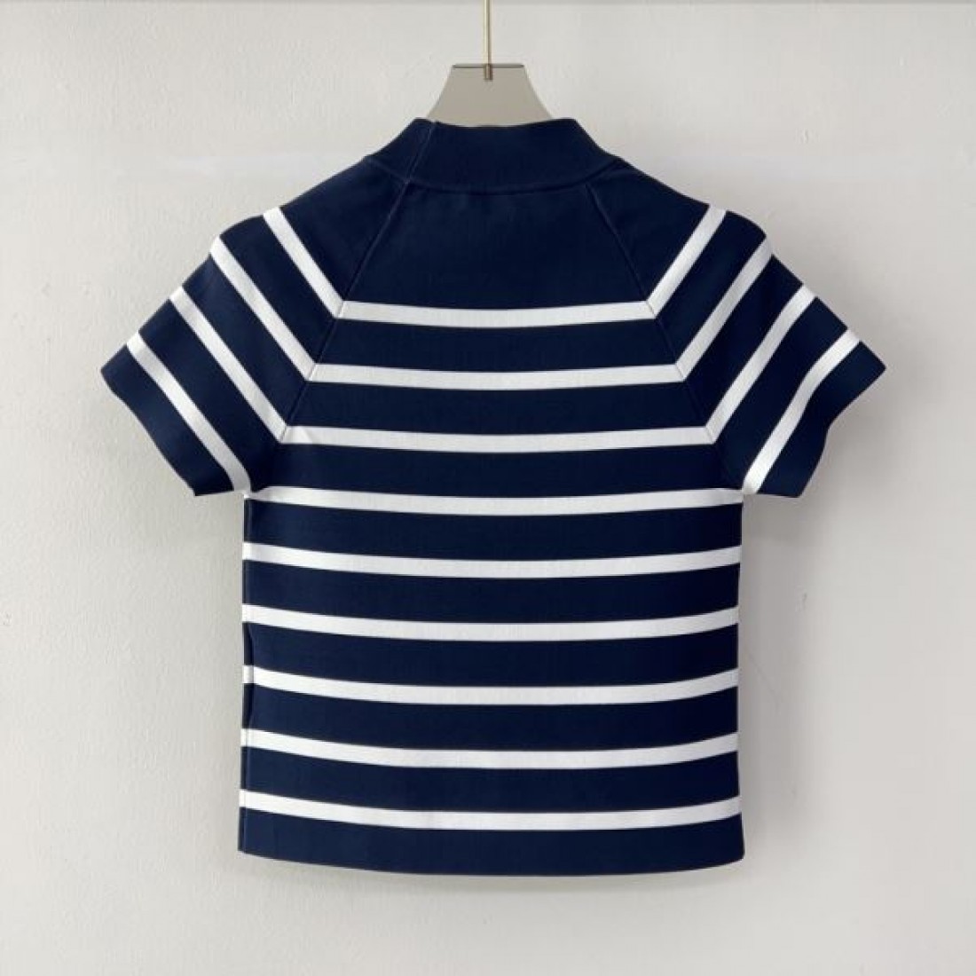 トレンド感ただよう ミュウミュウ コピー 半袖 MIU MIU 大人可愛い印象に