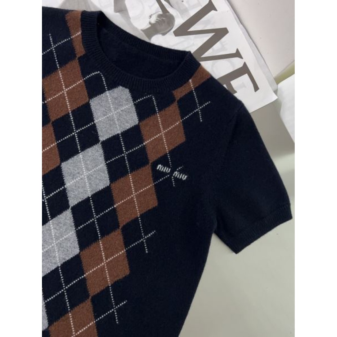  フェミニンで愛らしい MIU MIU ミュウミュウ コピー 半袖 華やかな雰囲気