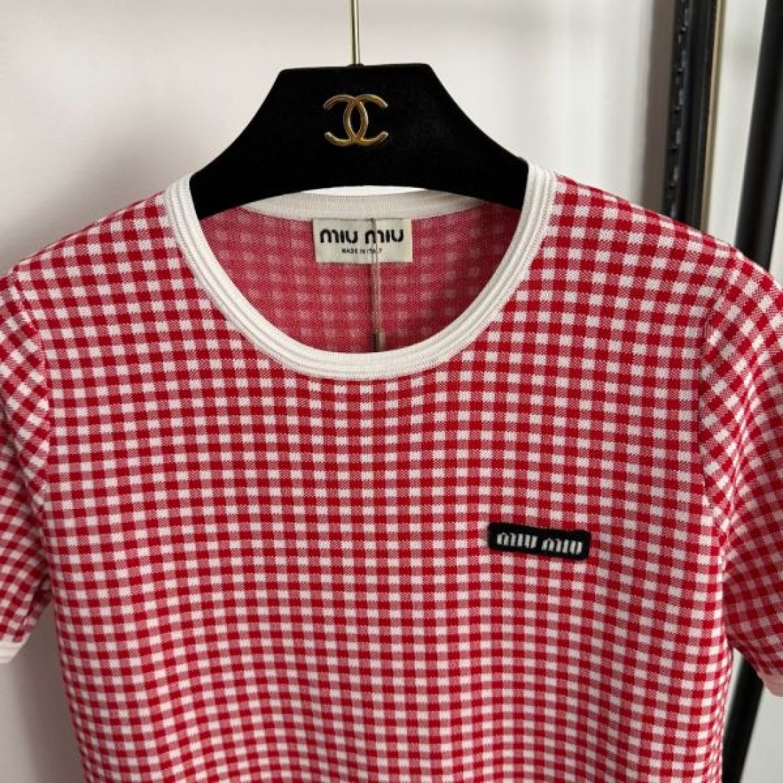  MIU MIU ミュウミュウ スーパーコピー 半袖 モダンでフェミニンなスタイル