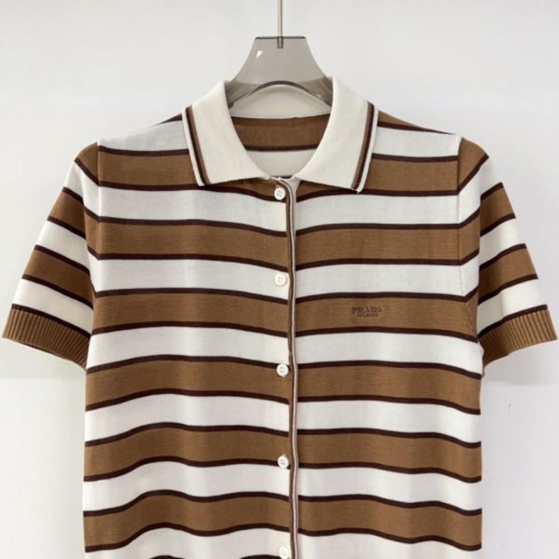 抜群の存在感を放つ プラダ スーパーコピー 半袖 PRADA モードな雰囲気