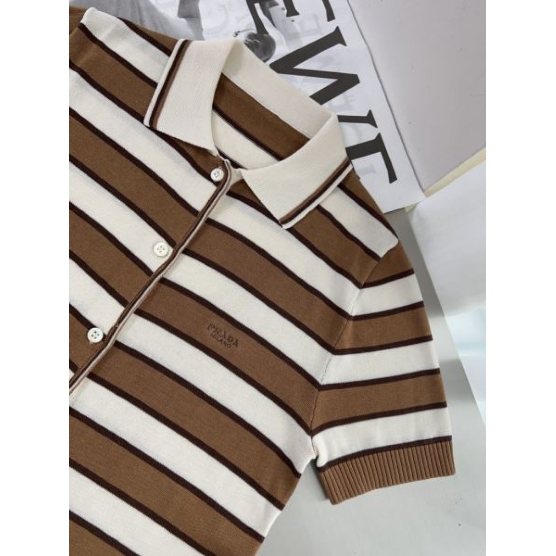 抜群の存在感を放つ プラダ スーパーコピー 半袖 PRADA モードな雰囲気