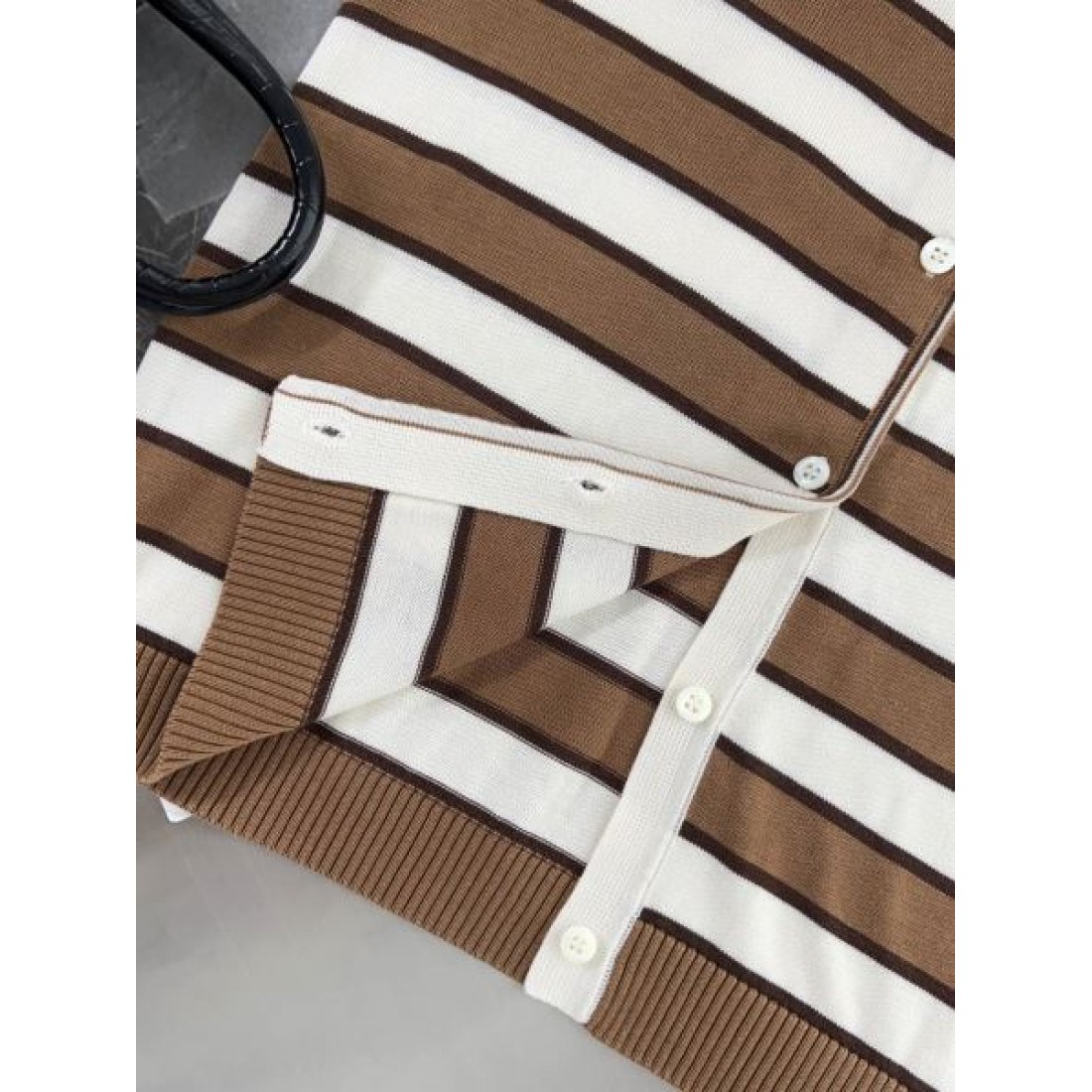 抜群の存在感を放つ プラダ スーパーコピー 半袖 PRADA モードな雰囲気