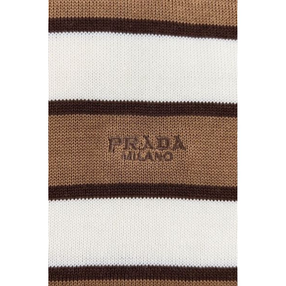 抜群の存在感を放つ プラダ スーパーコピー 半袖 PRADA モードな雰囲気