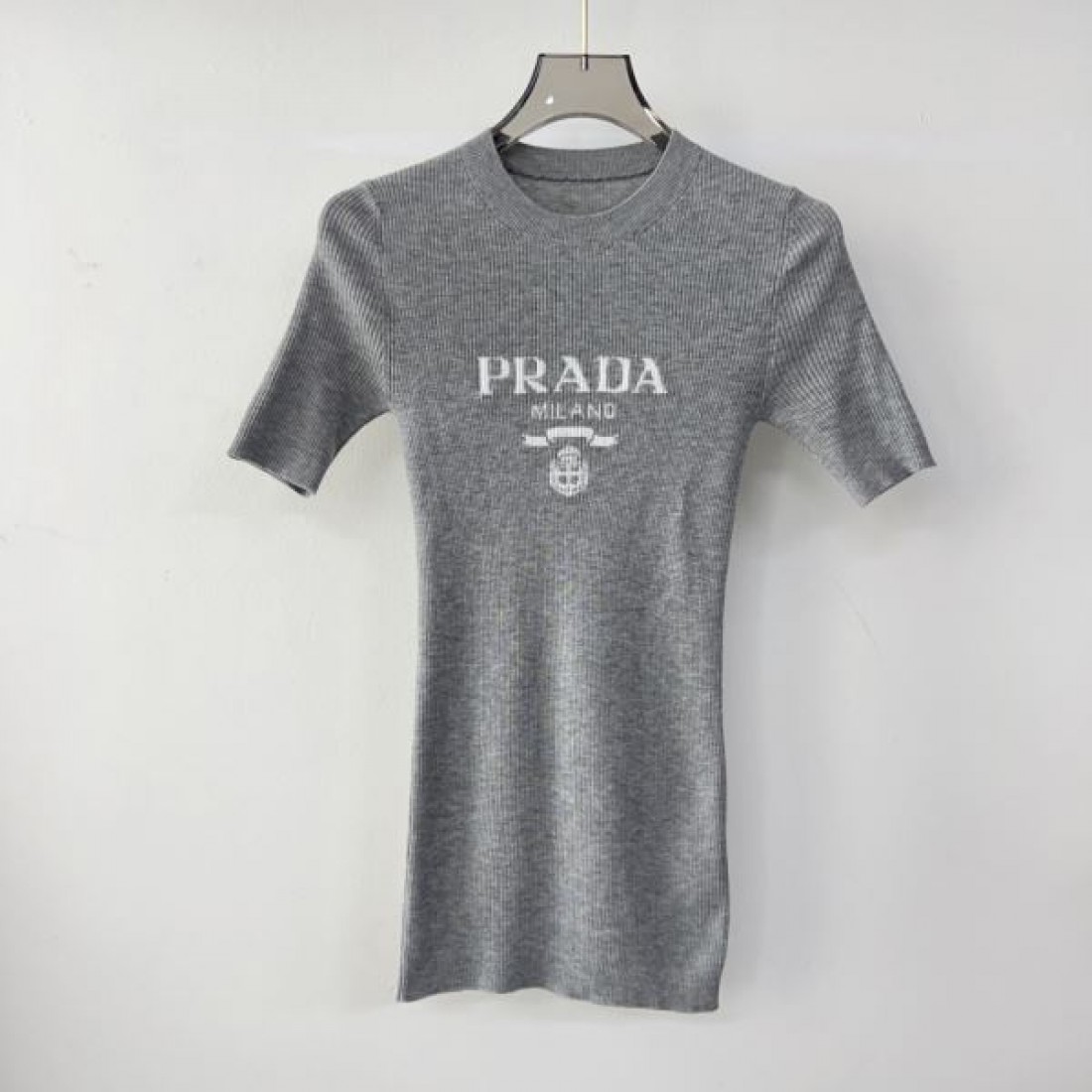 プラダ スーパーコピー 半袖 PRADA 上品かつ洗練された印象に