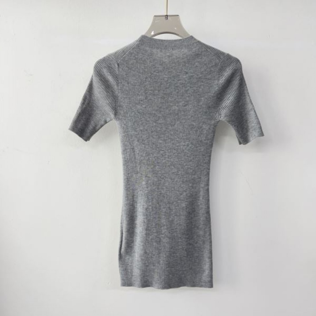 プラダ スーパーコピー 半袖 PRADA 上品かつ洗練された印象に